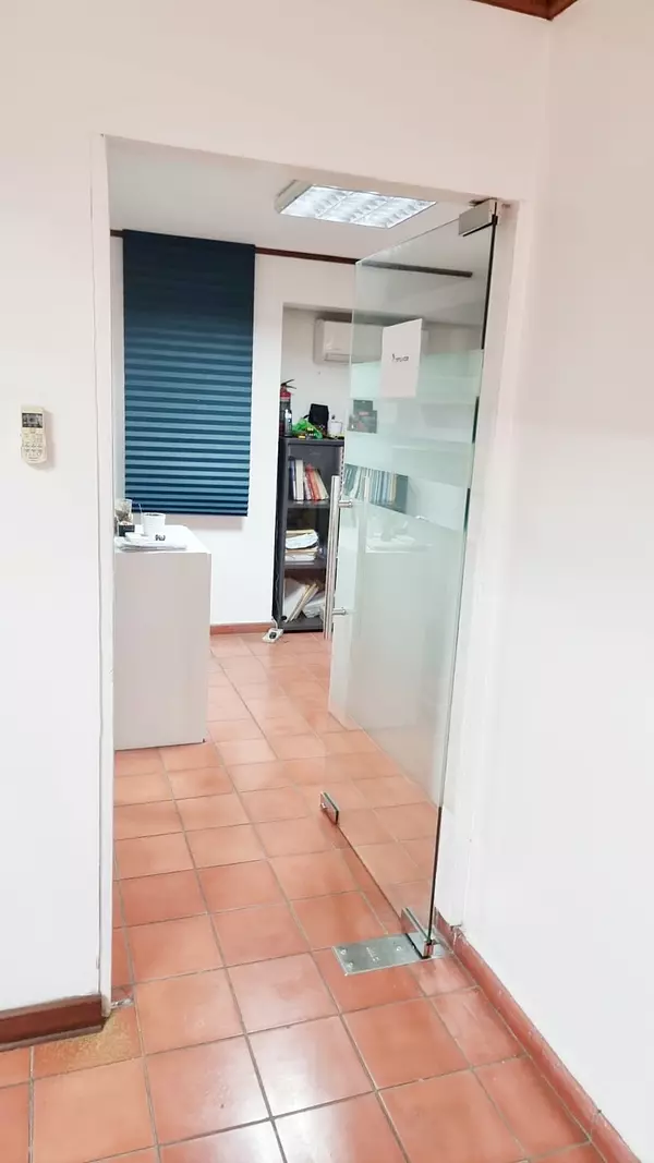 oficinas y locales comerciales - Local en la evaristo morales  6