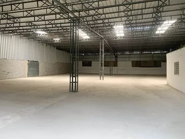 oficinas y locales comerciales - nave en alquiler  en zona céntrica  3