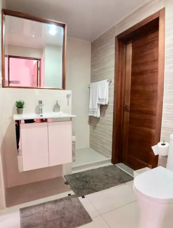 apartamentos - Alquilo En Evaristo Morales a dos esquinas de Acrópolis. Santo Domingo 2