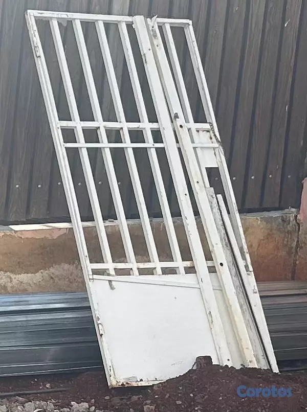 herramientas, jardines y exterior - Se vende portón y puertas en hierro  3