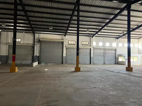 oficinas y locales comerciales - Se renta amplia nave en Av 27 de febrero 7