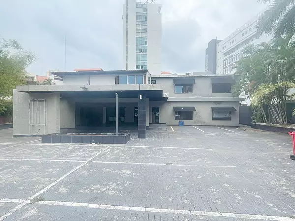 oficinas y locales comerciales - Local céntrico en la Esperilla 7