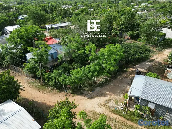 solares y terrenos - Se Vende solar de esquina con 143 metros.  📍En Sec 8