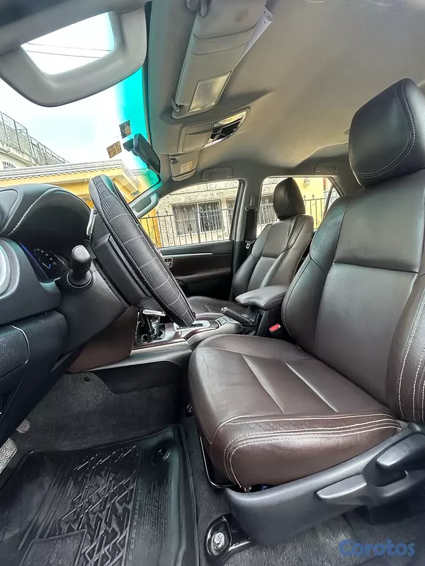 jeepetas y camionetas - Toyota Fortuner 2020 4