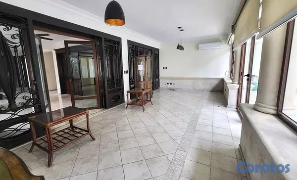 casas - Casa de 4 habitaciones 4 baños en alquiler en Los  10