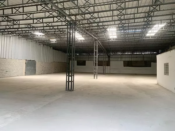 oficinas y locales comerciales - nave en alquiler  en zona céntrica  4