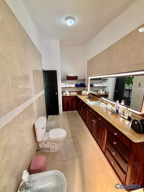 casas vacacionales y villas - 🏡✨ Hermosa villa de 4 dormitorios en venta en La R 6