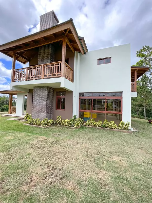 casas vacacionales y villas - Preciosa Villa Nueva en Proyecto Cerrado de Jarabacoa  1