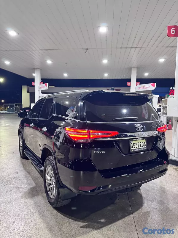 jeepetas y camionetas - Vendo Toyota Fortuner SRV 2022 como nueva  4
