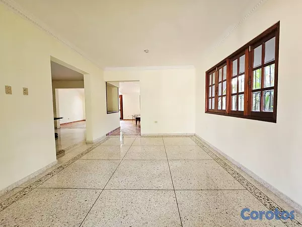 casas - Casa de 5 habitaciones 3 baños en alquiler en Juli 12