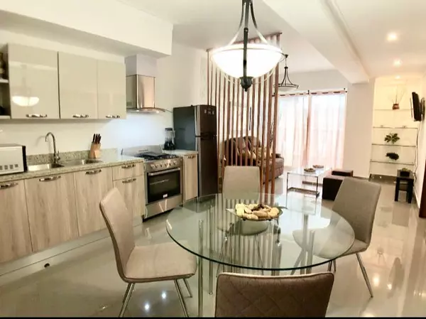 apartamentos - Alquilo En Evaristo Morales a dos esquinas de Acrópolis. Santo Domingo 4