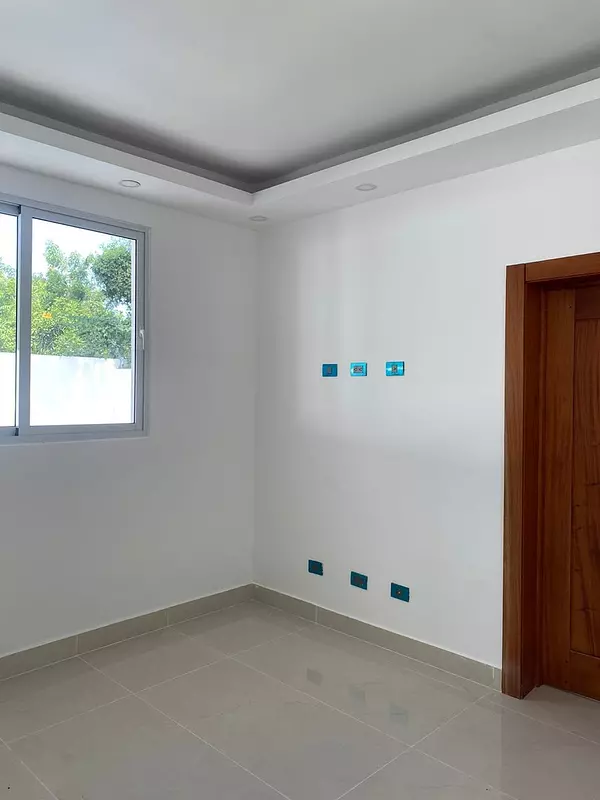 casas - Hermosa Casa de 2 Niveles en Proyecto Cerrado, Llanos de Gurabo  2