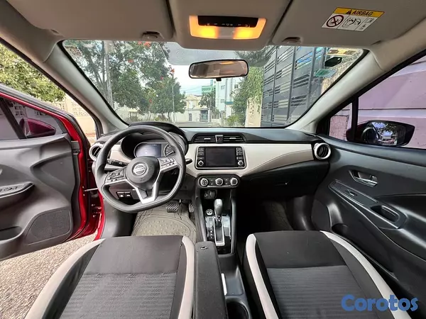 carros - Nissan versa rojo  8