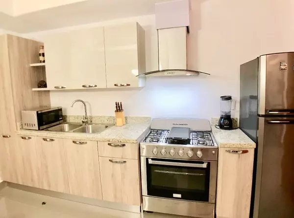 apartamentos - Alquilo En Evaristo Morales a dos esquinas de Acrópolis. Santo Domingo 5