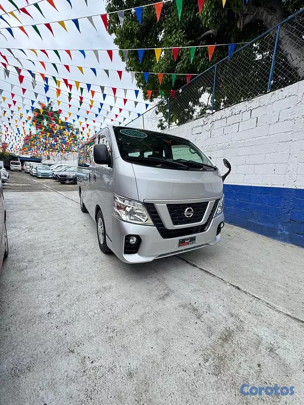 jeepetas y camionetas - NISSAN CARAVAN NV350 1