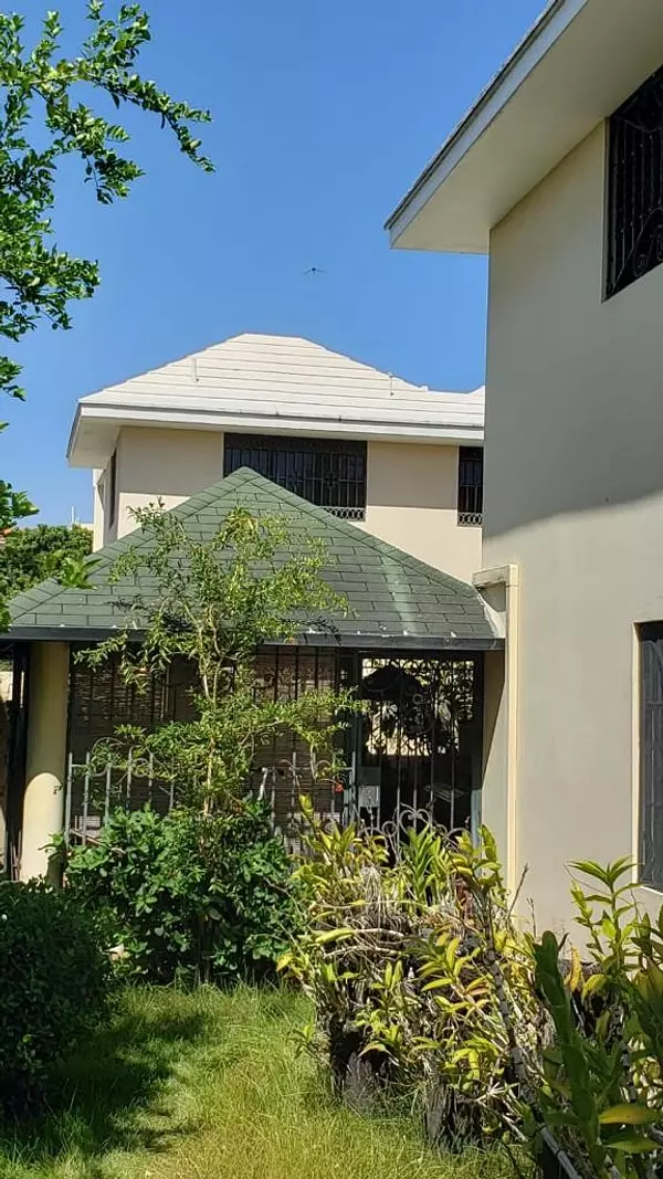 casas - Vendo casa en las Praderas 250 metros de Solar 
Construcción 250 más terraza 25  7