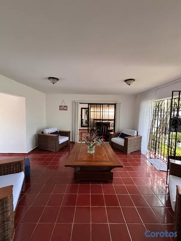 casas vacacionales y villas - 🏡✨ Hermosa villa de 4 dormitorios en venta en La R 7