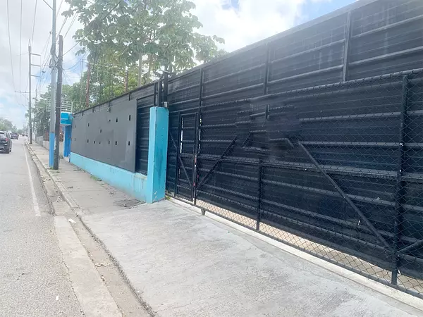 oficinas y locales comerciales - Local
Con amplio solar 2