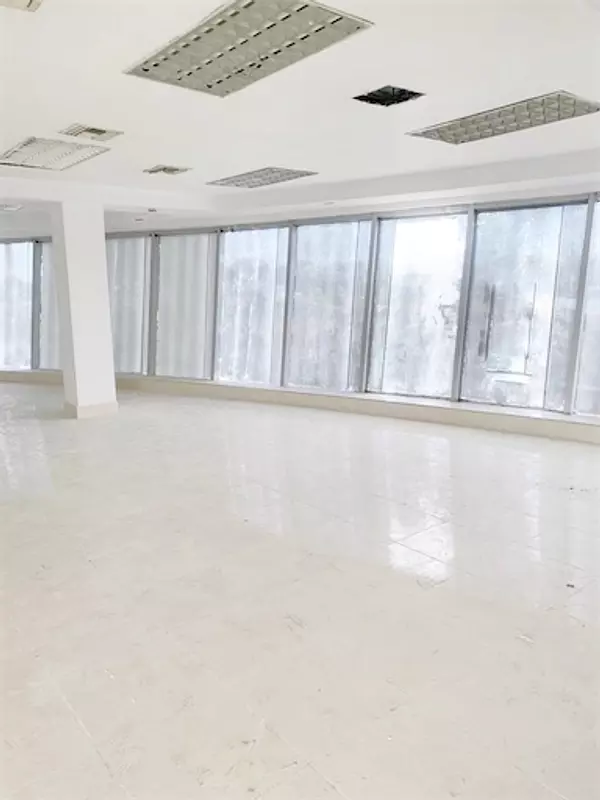 oficinas y locales comerciales - Local céntrico y amplio  3