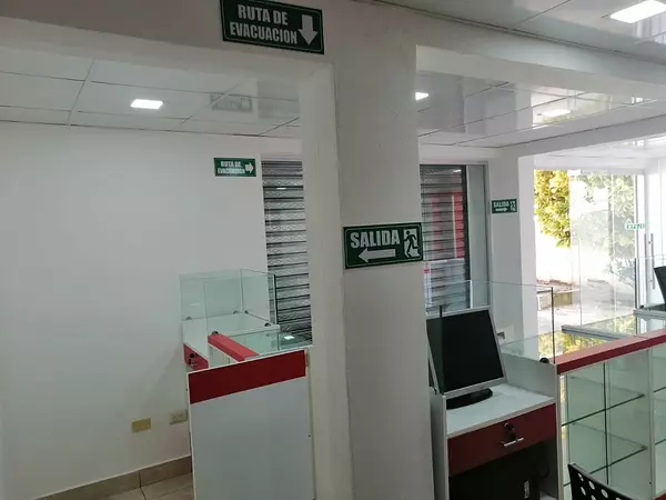 oficinas y locales comerciales - Local con farmacia aprobada 2
