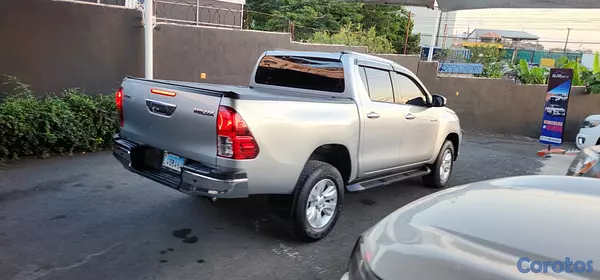 jeepetas y camionetas - Toyota hilux 2020 único dueño Pintura  7