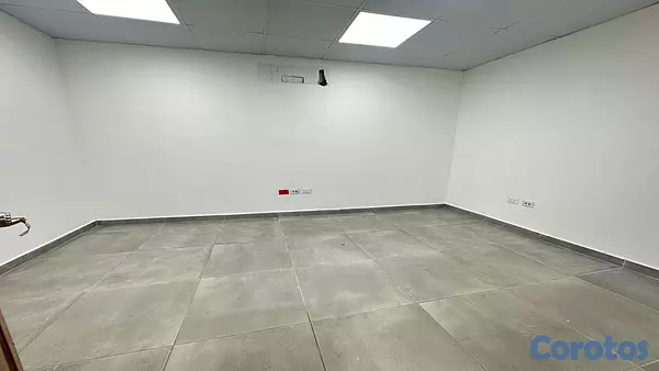 oficinas y locales comerciales - Amplios locales de Primer Piso en el DISTRITO NACIONAL, Los Restauradores. 1