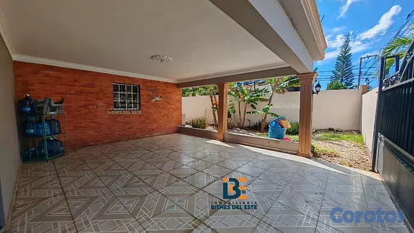 casas - Se vende amplia casa DE ESQUINA en la Entrada del  2