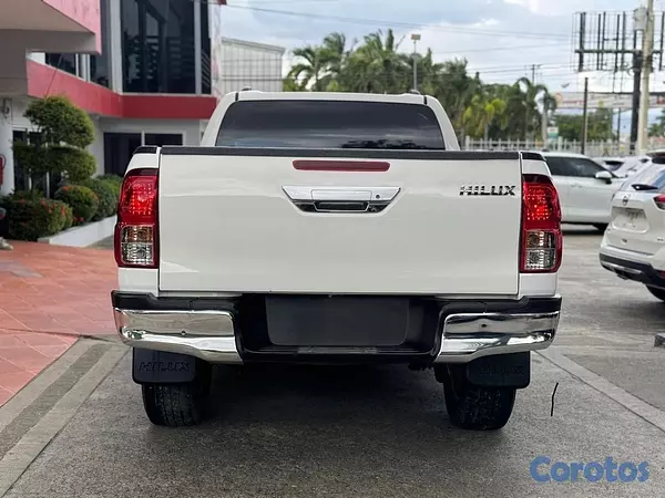 jeepetas y camionetas - Toyota Hilux 2016 8