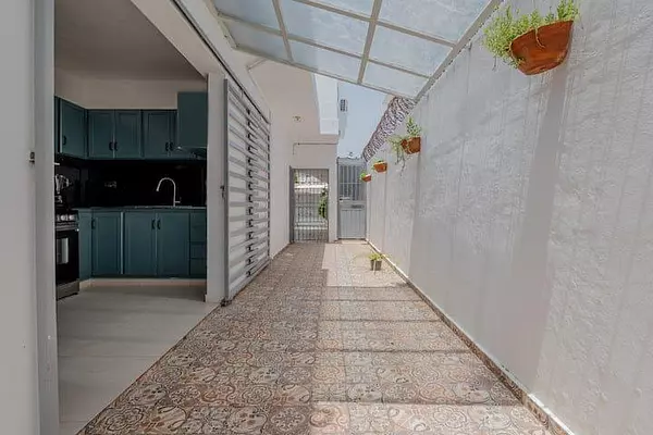 casas - Casa con 5 habitaciones y piscina en Corales del Sur, Santo Domingo Este 2