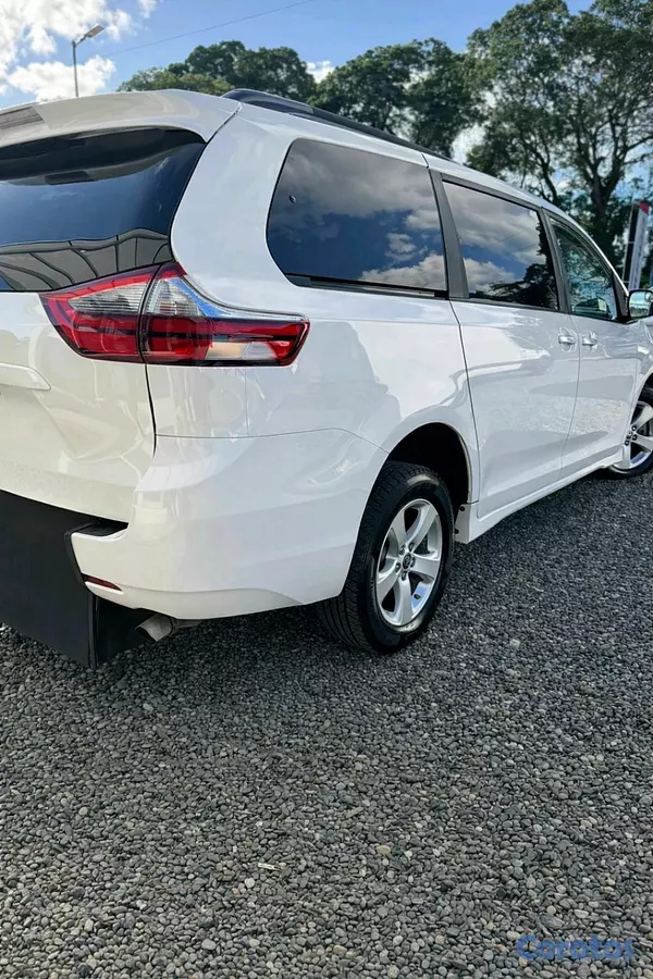 jeepetas y camionetas - TOYOTA SIENNA HANDICAP CLEAN CAR FAX 6