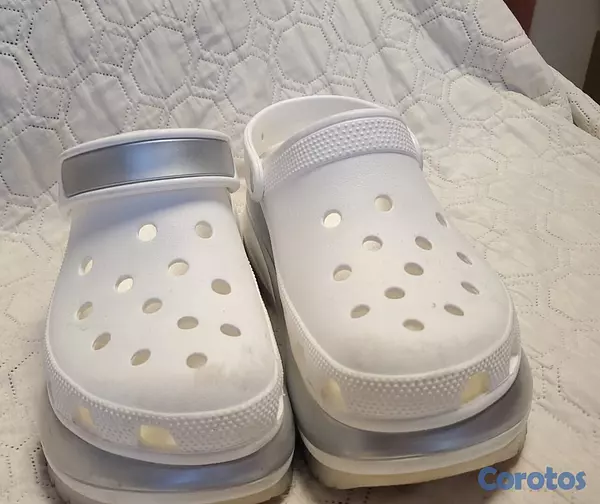 zapatos unisex - Crocs size 8, como nueva la compre en la casa en ny y solo la use una vez  3