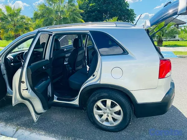 jeepetas y camionetas - VENDO KIA SORENTO AÑO 2012 EN EXCELENTES CONDICION 3