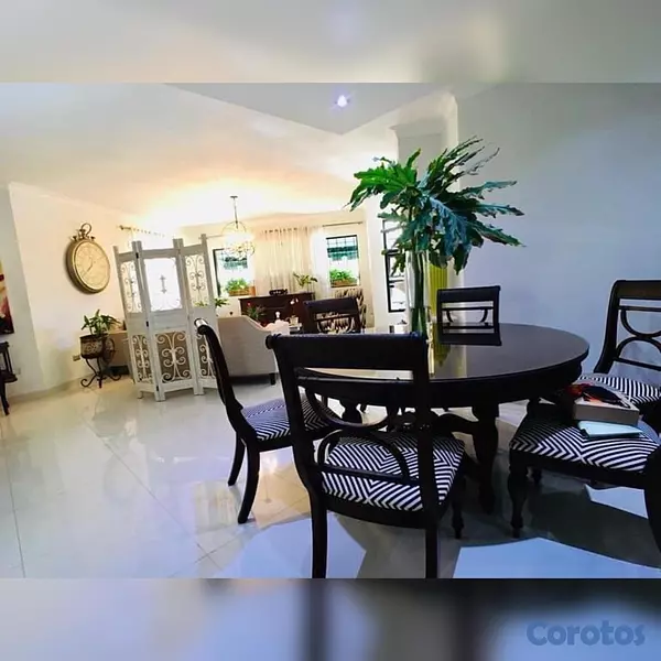 apartamentos - vendo Evaristo Morales tercer nivel tres habitaciones dos baños dos parqueos  7