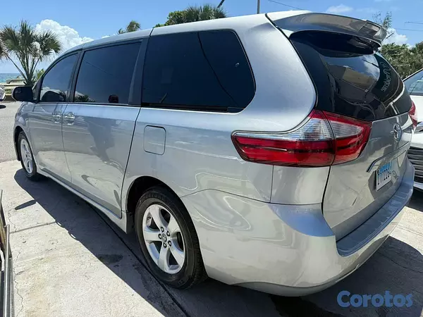 jeepetas y camionetas - Toyota Sienna 2020 3
