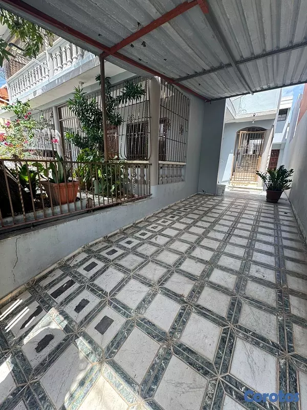 casas - venta de casa de dos niveles separados en vista hermosa Santo Domingo este  2