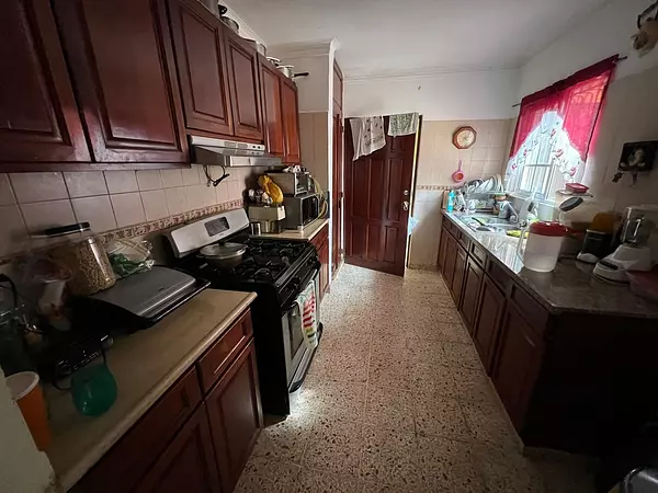 casas - Bonita Casa en venta 
Ubicada en el Res. Carmen María 
RD$ 12,900,000.00  6