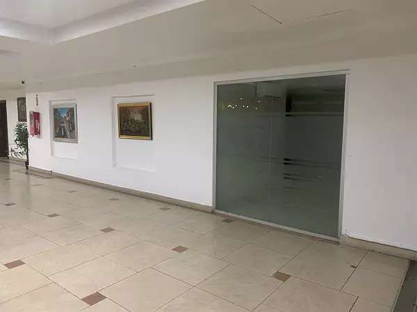 oficinas y locales comerciales - Local en centro comercial 70m 3