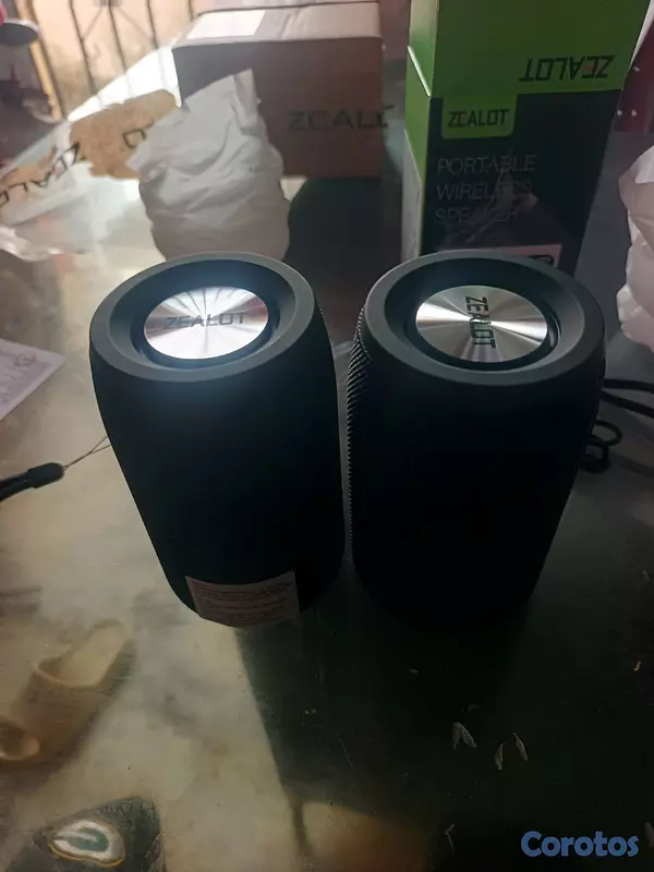 otros electronicos - vendo 2 zealot s32 original.  4