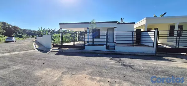 casas - Hermosa y cómoda casa en solar de 300m2, patio y t 9