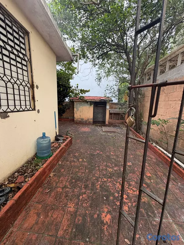 apartamentos - vendo casa jardines del Sur jardín patio tres habitaciones ideal para remodelar  13