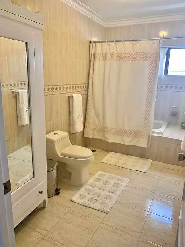 apartamentos - ALQUILO AMPLIO APARTAMENTO CLÁSICO BELLA VISTA SUR. Próximo  downtoun Center. 

 3