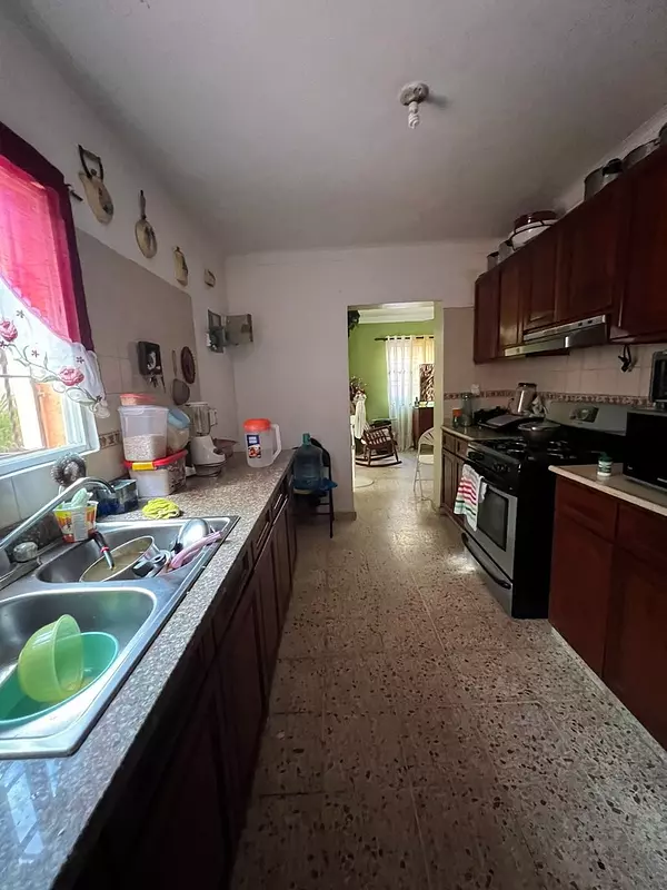 casas - Bonita Casa en venta 
Ubicada en el Res. Carmen María 
RD$ 12,900,000.00  9