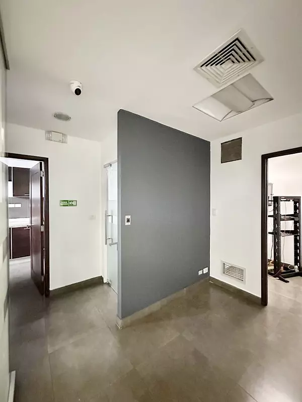 oficinas y locales comerciales - Local céntrico en ens Paraiso 4
