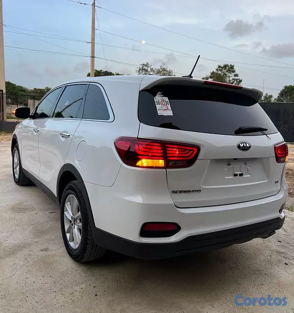 jeepetas y camionetas - Kia Sorento 2020 3 filas 4 cilindros 5