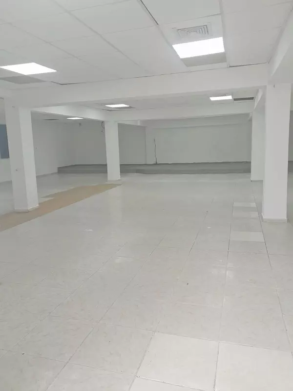 oficinas y locales comerciales - Local céntrico en Evaristo morales  6