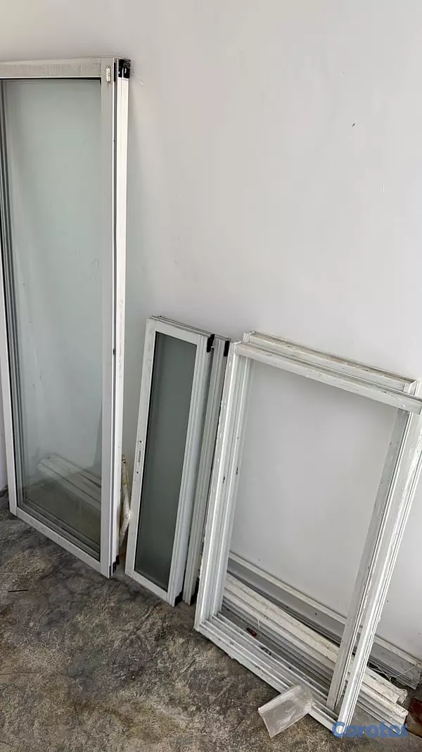 construccion e industrial - Puerta corrediza y ventanas blancas  2