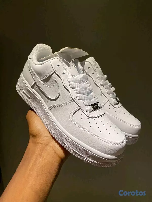 zapatos para hombre - tenis airforce one +1 par de medias de regalo 🎁  2
