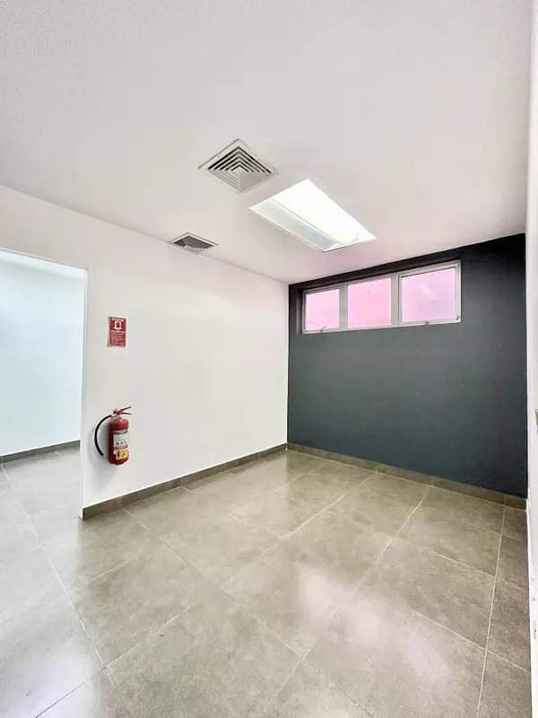 oficinas y locales comerciales - Local céntrico en ens Paraiso 5