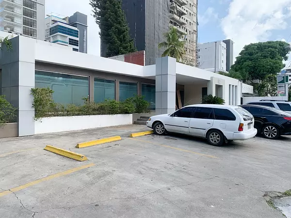 oficinas y locales comerciales - Local céntrico en Naco 2