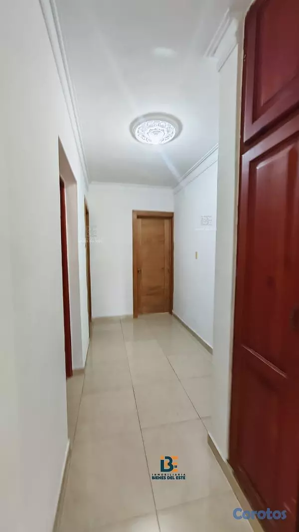 casas - Se vende amplia casa DE ESQUINA en la Entrada del  8